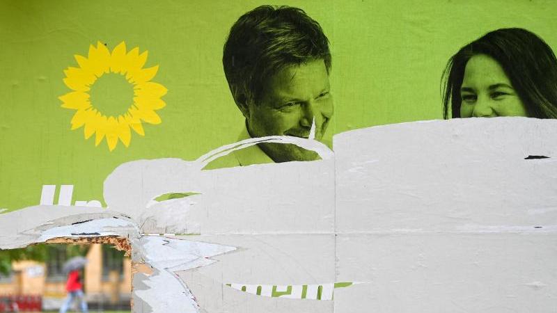 Ein zerstörtes Wahlplakat der Grünen (Symbolfoto).
Ein zerstörtes Wahlplakat der Grünen (Symbolfoto).