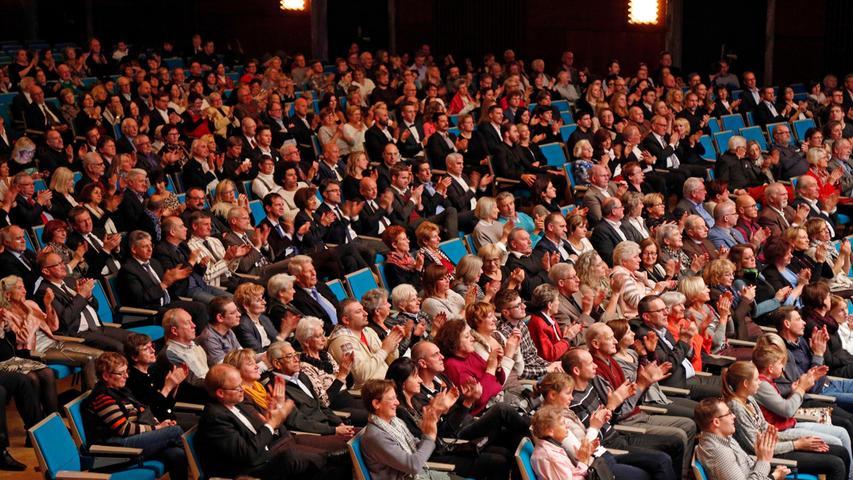 Eine lange nicht gesehener Anblick: Die Meistersingerhalle, fast komplett mit Publikum gefüllt.