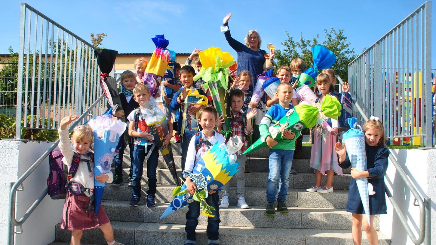 Stolz präsentieren die 16 Erstklässler aus Pinzberg ihre Schultüten, die sie zum Schulstart bekommen haben.
Stolz präsentieren die 16 Erstklässler aus Pinzberg ihre Schultüten, die sie zum Schulstart bekommen haben.