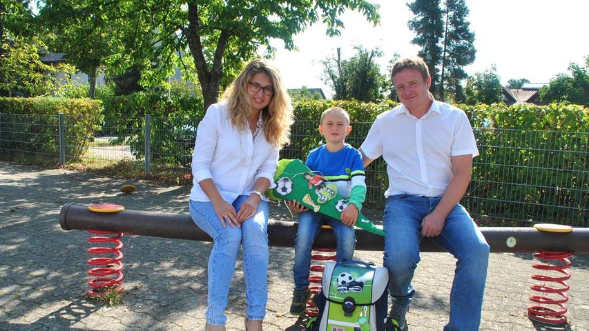 Einer der neuen Erstklässler ist Maximilian Wiemann, der mit seinen Eltern Irina und Daniel den ersten Schultag feierte.
Einer der neuen Erstklässler ist Maximilian Wiemann, der mit seinen Eltern Irina und Daniel den ersten Schultag feierte.