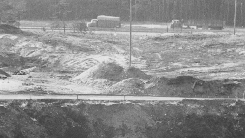 Das Tauziehen um das Erholungsgebiet „Birkensee“ im Osten des Nürnberger Autobahnkreuzes geht weiter: sowohl die Regierung von Mittelfranken als auch das Forstamt Nürnberg-Ost haben Gutachten erstellen lassen. Hier geht es zum Kalenderblatt vom 18. September 1971: Die Luft ist gut, aber Zweifel am Wasser.
Das Tauziehen um das Erholungsgebiet „Birkensee“ im Osten des Nürnberger Autobahnkreuzes geht weiter: sowohl die Regierung von Mittelfranken als auch das Forstamt Nürnberg-Ost haben Gutachten erstellen lassen. Hier geht es zum Kalenderblatt vom 18. September 1971: Die Luft ist gut, aber Zweifel am Wasser.