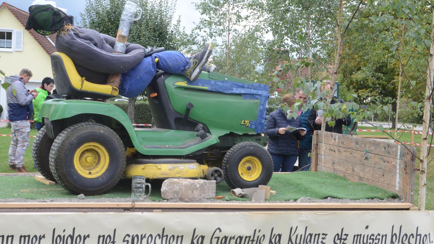 In Oberndorf gab es 2020 auch einen „Kerwaumzug“, bei dem ein paar Wagen an einem festen Platz standen.
In Oberndorf gab es 2020 auch einen „Kerwaumzug“, bei dem ein paar Wagen an einem festen Platz standen.
