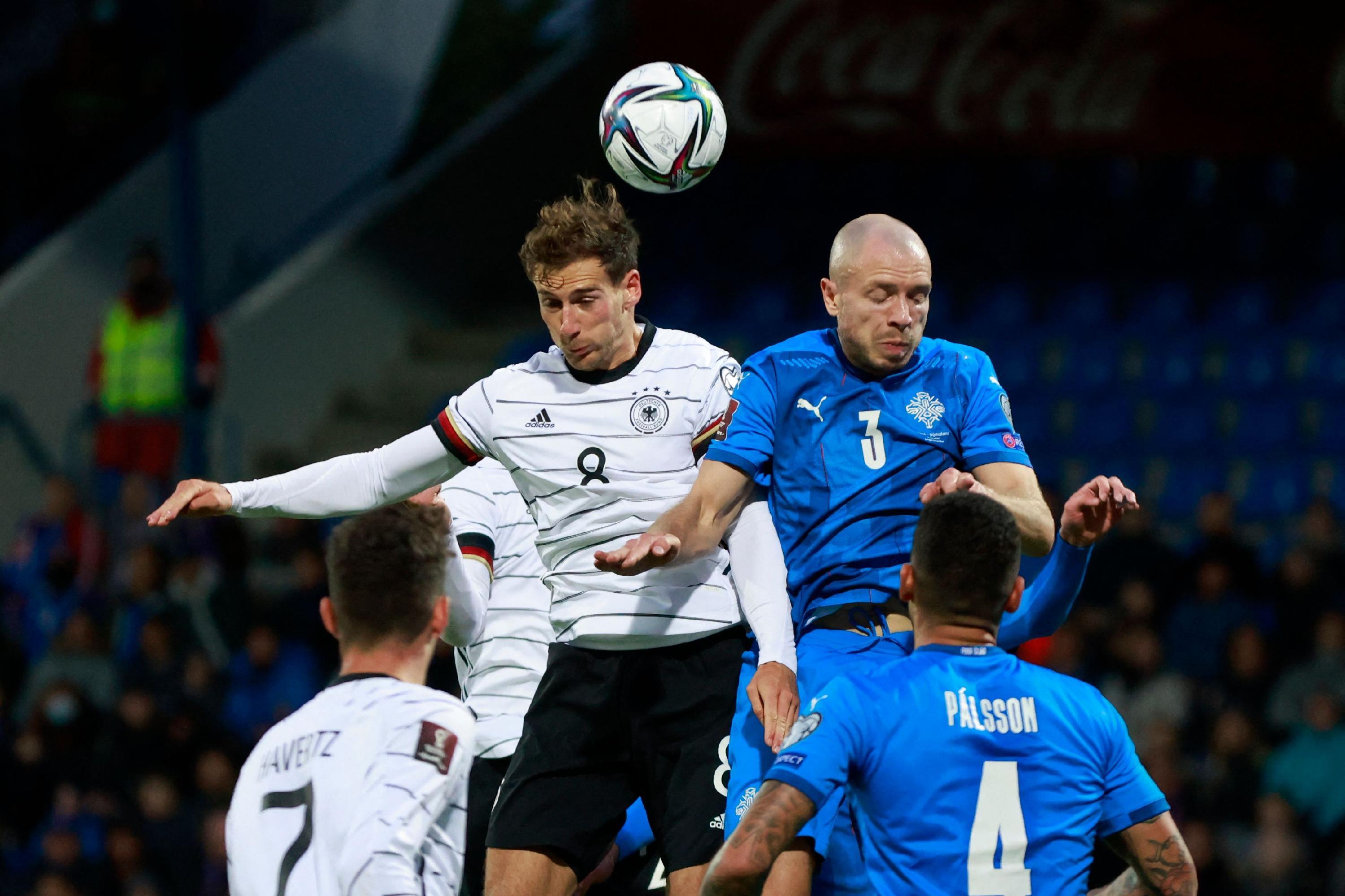 "Es ist schön, mal wieder 82 Millionen Bundestrainer zu haben und nicht 82 Millionen Virologen."