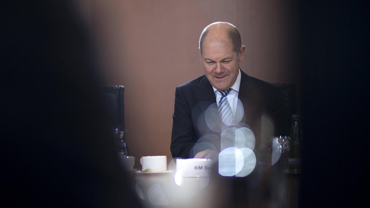 Die Umfragewerte von Olaf Scholz sind gut - kurz vor der Wahl könnten ihn die aktuellen Entwicklungen allerdings noch Stimmen kosten.
Die Umfragewerte von Olaf Scholz sind gut - kurz vor der Wahl könnten ihn die aktuellen Entwicklungen allerdings noch Stimmen kosten.