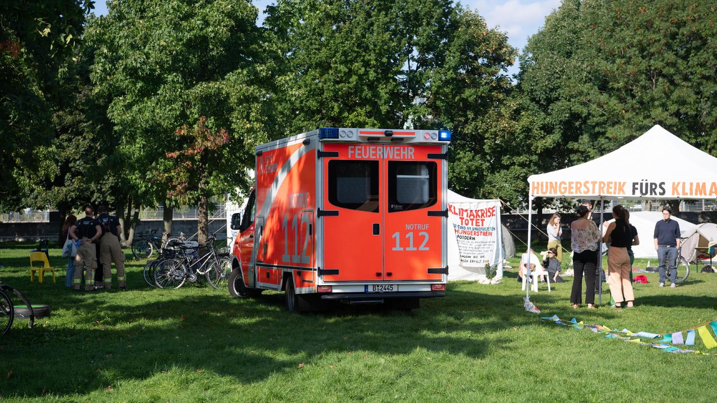 Ein Krankenwagen steht im Camp der Klimaaktivisten im Regierungsviertel. Dort befinden sich seit Tagen Aktivisten in einem Hungerstreik. Am Nachmittag musste einer der Klimaaktivisten mit dem Notarzt ins Krankenhaus gebracht werden.