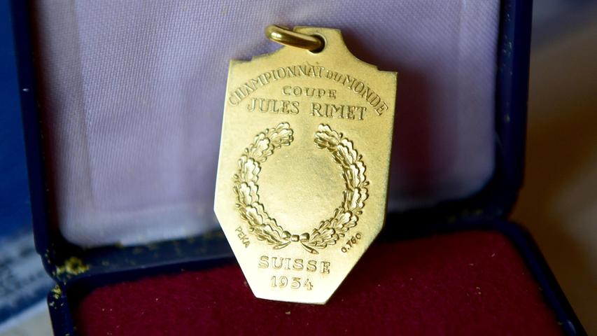 Pässe, Schuhe, WM-Medaille: Kleeblatt-Sammler ergattert wertvolle Schätze von Charly Mai