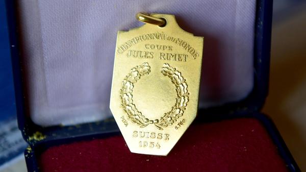 "Aus dem Hintergrund müsste Rahn schießen, Rahn schießt, und.... Tor": Die legendären Worte von Kommentator Herbert Zimmermann kommen einem sofort in den Sinn, wenn man die nur wenige Zentimeter große Goldmedaille sieht, ...