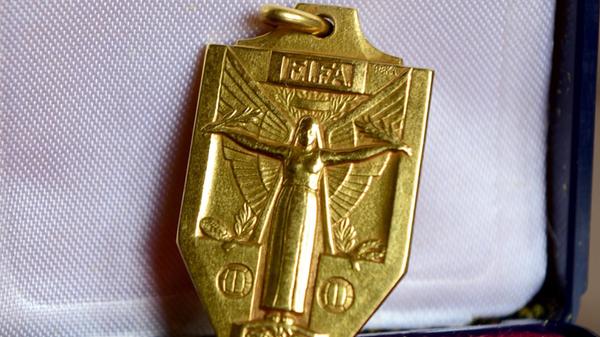 ... die Charly Mai nach dem WM-Titel 1954, dem "Wunder von Bern", bekommen hat. Sie besteht aus 21 Gramm Gold, der ideelle Wert des Stücks liegt aber weitaus höher als der materielle.