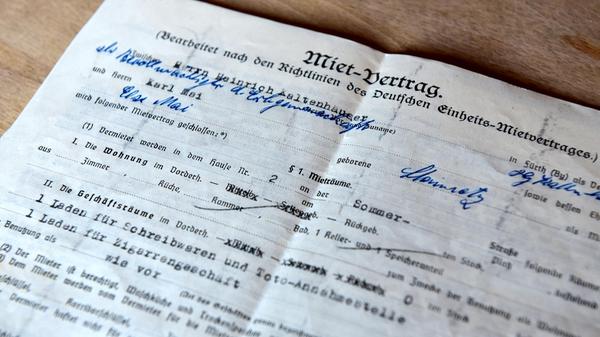 Neben Medaillen und Schuhen waren beispielsweise auch Verträge Teil der versteigerten Devotionalien - zum Beispiel der Mietvertrag für Mais Lottoladen in Fürth.