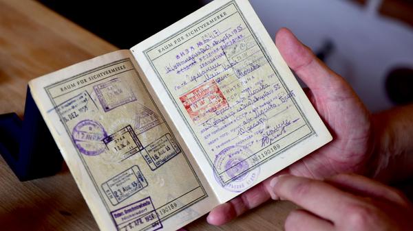 Teil der Sammlung ist auch der Reisepass von Charly Mai, der einen großen historischen Wert hat. Auf dieser Seite haben die sowjetischen Behörden alle Infos für das Spiel Deutschlands gegen die Sowjetunion vermerkt. 1955 trafen sich die beiden Länder erstmals seit dem Ende des Zweiten Weltkriegs, die Partie ging als "Kracher von Moskau" in die Geschichtsbücher ein.