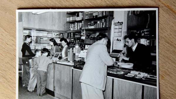 Dieses Foto wiederum zeigt den Alltag in Mais Lottoladen in Fürth.