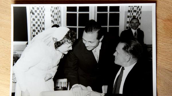 Bei der Hochzeit in Fürth schaute auch Bundestrainer Sepp Herberger (rechts) vorbei, um einem seiner wichtigsten Spieler zu gratulieren.