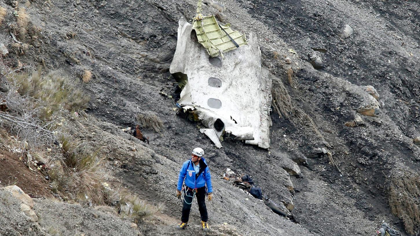 Ein Such- und Rettungshelfer steht am Absturzsort des Germanwings Airbus A320, der am 24. März 2015 in den französischen Alpen zerschellt war. Mehr als sechs Jahre nach dem Absturz mit 150 Toten hat sich ein Gericht in Hamm abermals mit den Schadensersatz-Ansprüchen der Hinterbliebenen beschäftigt.