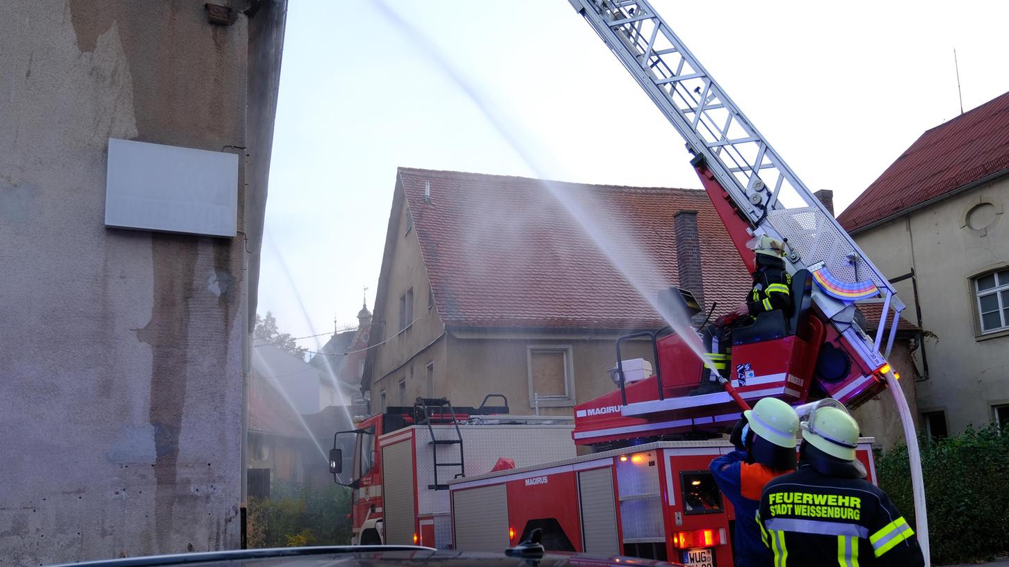 Das sogenannte Gasslabauer-Areal in Weißenburg hat sich die Feuerwehr am Dienstagabend für ihre erste Großübung in Coronazeiten ausgesucht.