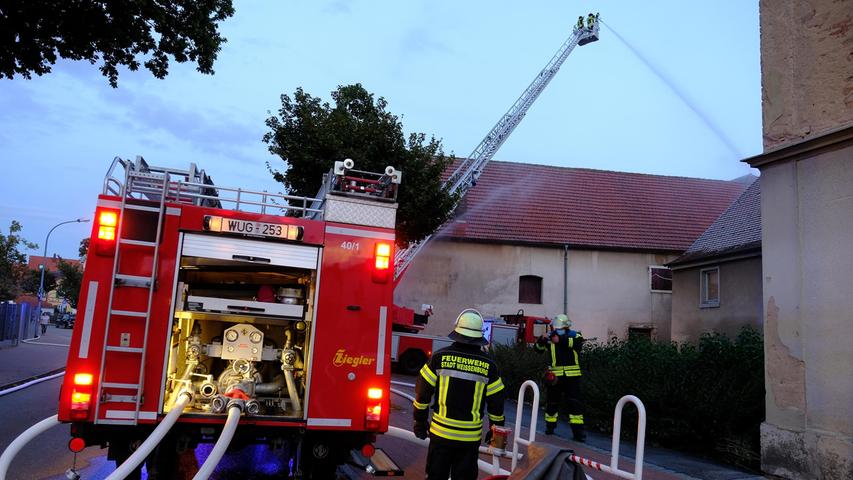 Da das Gasslabauer-Anwesen ohnehin abgerissen werden soll, um dort einen Parkplatz zu schaffen, konnten sich die Feuerwehrler bei ihrer Übung richtig austoben.