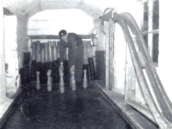 Das Foto aus den 1950-er-Jahren zeigt die alte Kegelbahn, bei der die Kegel noch von Hand aufgestellt werden musste. Später wurde sie durch eine elektronische ersetzt. Es stammt aus der Sammlung Hans Schmitt.
Das Foto aus den 1950-er-Jahren zeigt die alte Kegelbahn, bei der die Kegel noch von Hand aufgestellt werden musste. Später wurde sie durch eine elektronische ersetzt. Es stammt aus der Sammlung Hans Schmitt.