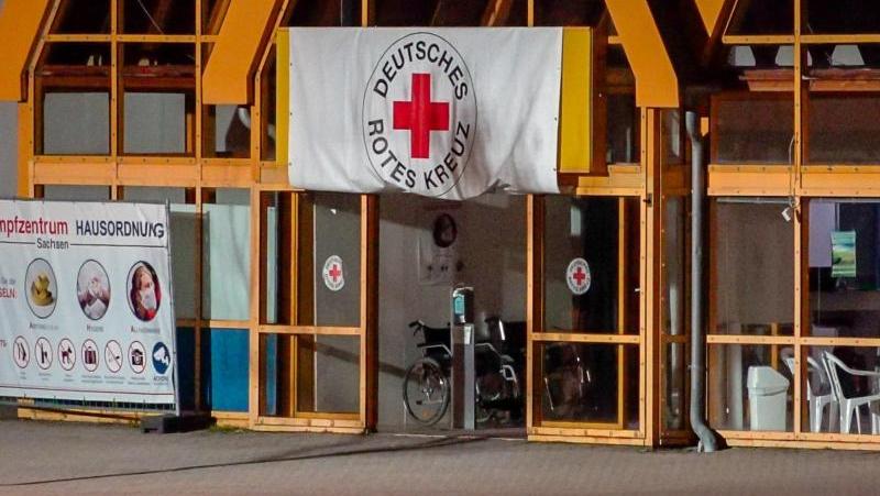 Brandanschlag auf Impfzentrum in Sachsen - Unbekannte Täter fliehen