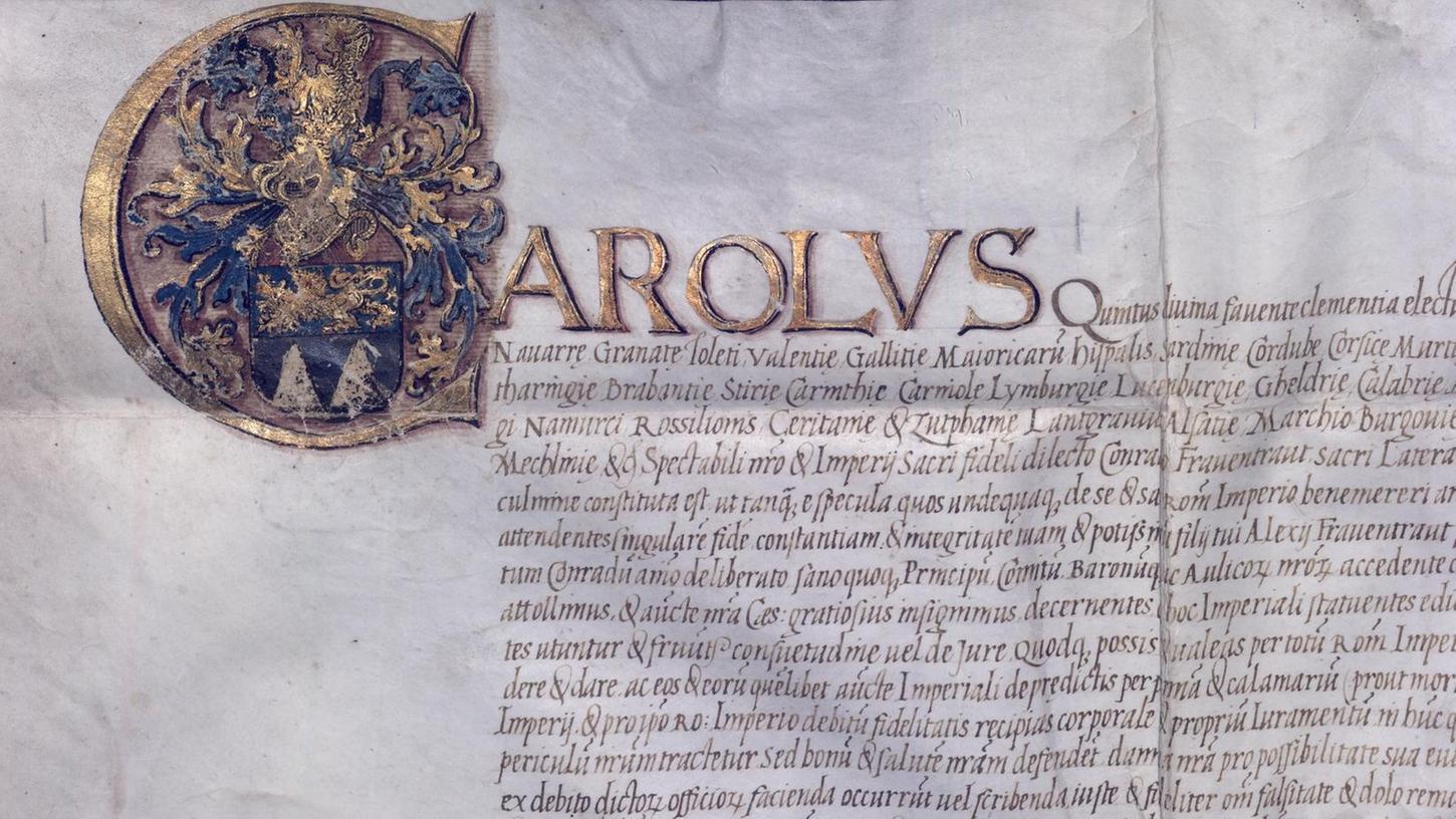 Ausschnitt aus dem Wappenbrief von 1523: Die Initiale C für Carolus (Karl) mit dem neuen Frauentraut-Wappen. Sieht eindrucksvoll aus, stammt aber nicht von Kaiser Karl V.
Ausschnitt aus dem Wappenbrief von 1523: Die Initiale C für Carolus (Karl) mit dem neuen Frauentraut-Wappen. Sieht eindrucksvoll aus, stammt aber nicht von Kaiser Karl V.