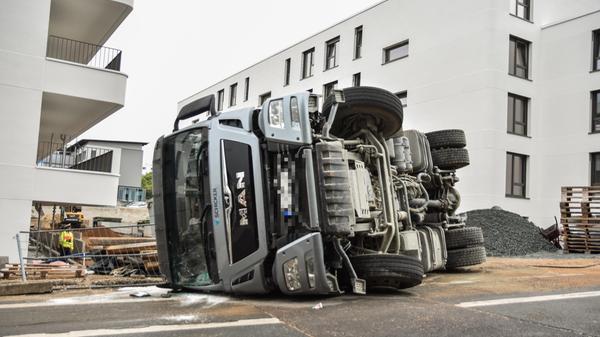 Mitte September kippte neben den Neubauten in der Nähe des Nordostbahnhofs ein Schotterlaster beim Abladen des Baumaterials um. Glücklicherweise wurde niemand schwer verletzt. Ein Arbeiter trug lediglich minimale Blessuren am Arm davon.