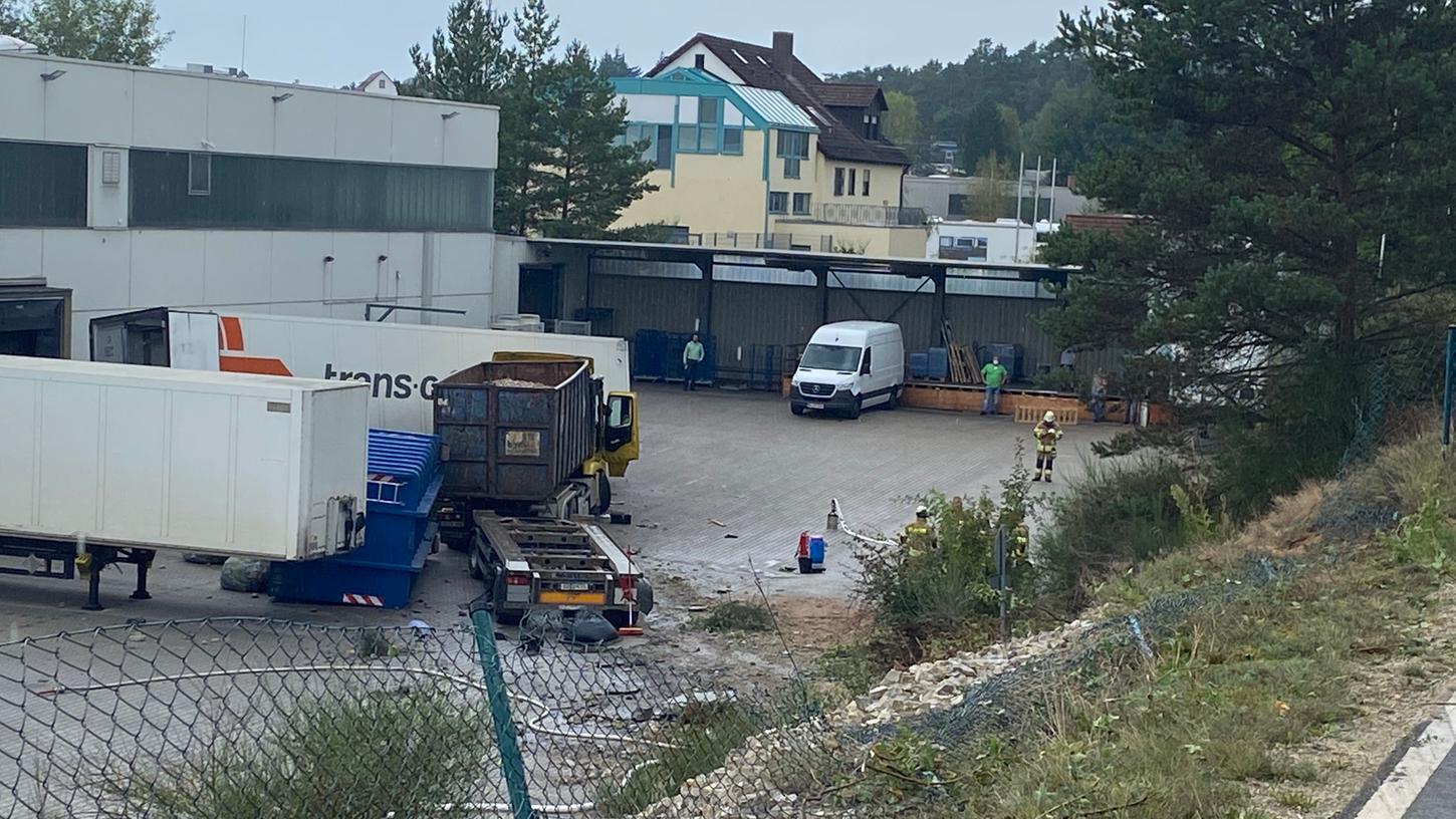 Drei Verletzte: Lkw gerät auf der B8 bei Schwarzenbruck in den Gegenverkehr Drei Verletzte: Lkw gerät auf der B8 bei Schwarzenbruck in den Gegenverkehr