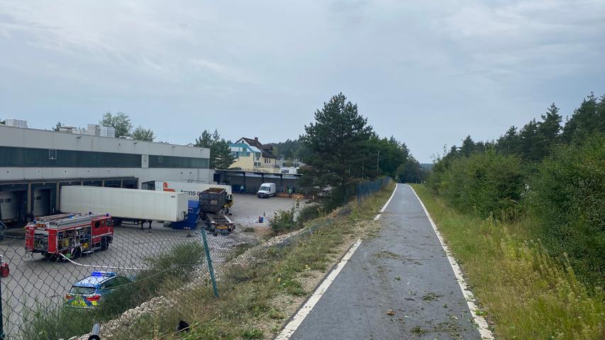Dann fuhr der Lastwagen die Böschung zu einem Firmengelände herunter und kam dort zum Stehen.
Dann fuhr der Lastwagen die Böschung zu einem Firmengelände herunter und kam dort zum Stehen.