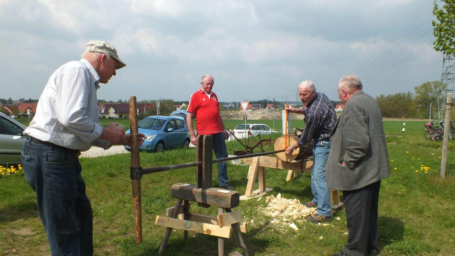 So wird es gemacht: Deichelbohren bei einer Museumskerwa des Heimatvereins Weisendorf.