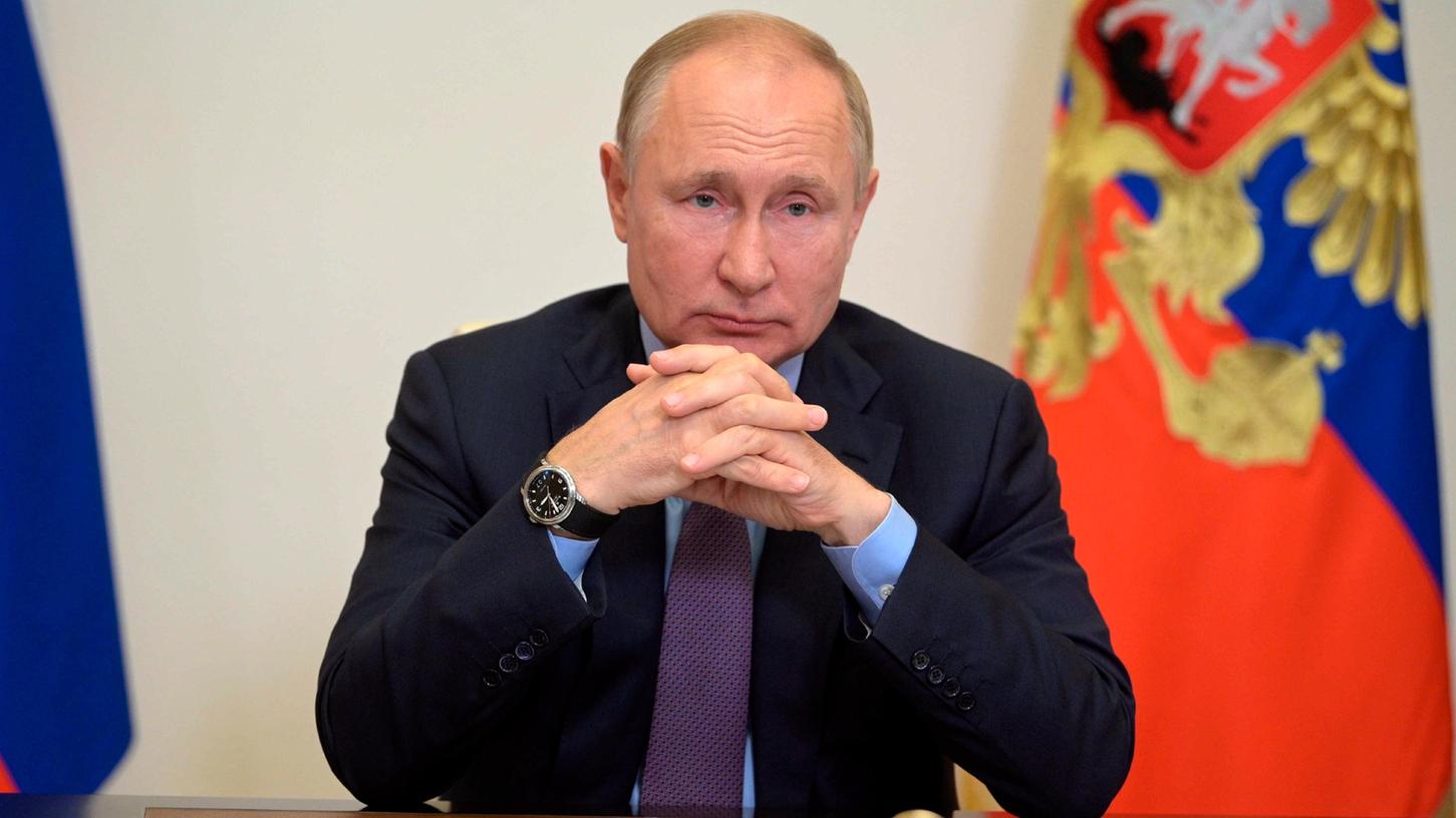 Wenige Tage vor der Parlamentswahl in Russland begibt sich Präsident Putin laut Kreml wegen mehrerer Corona-Fälle in seiner Umgebung in Selbstisolation.