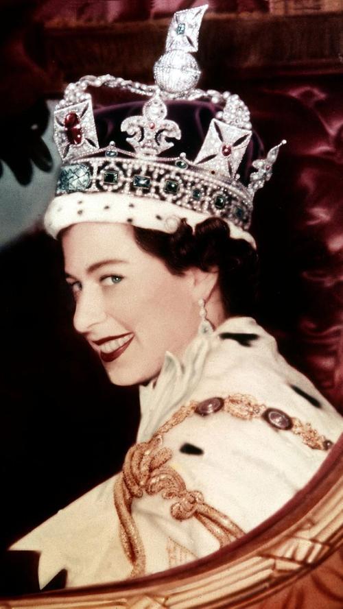 Nach ihrer Krönung am 2. Juni 1953 verlässt Königin Elizabeth II. in der Staatskarosse die Westminister Abbey in London. Am 6. Februar 1952 hatte sie während eines Kenia-Aufenthalts die Nachricht vom Tod ihres Vaters König Georg VI. erreicht: Er war in der Nacht zuvor an Lungenkrebs gestorben. Noch an seinem Todestag wurde Elizabeth vom Thronfolgerat als Königin proklamiert. Die offizielle Krönungszeremonie fand jedoch erst 16 Monate später statt: Am 2. Juni 1953 setzte der Erzbischof von Canterbury der neuen Monarchin die Krönungskrone auf den Kopf. Sie war gerade erst 28 Jahre alt.