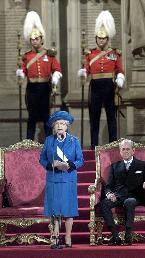 Anlässlich ihres 50-jährigen "goldenen" Thronjubiläums hält die Queen im April 2002 eine Rede vor dem britischen Parlament in Westminster Hall in London. Darin dankt sie dem britischen Volk für ein halbes Jahrhundert Unterstützung. Rechts von Queen Elizabeth sitzt ihr Prinzgemahl Prinz Philip.