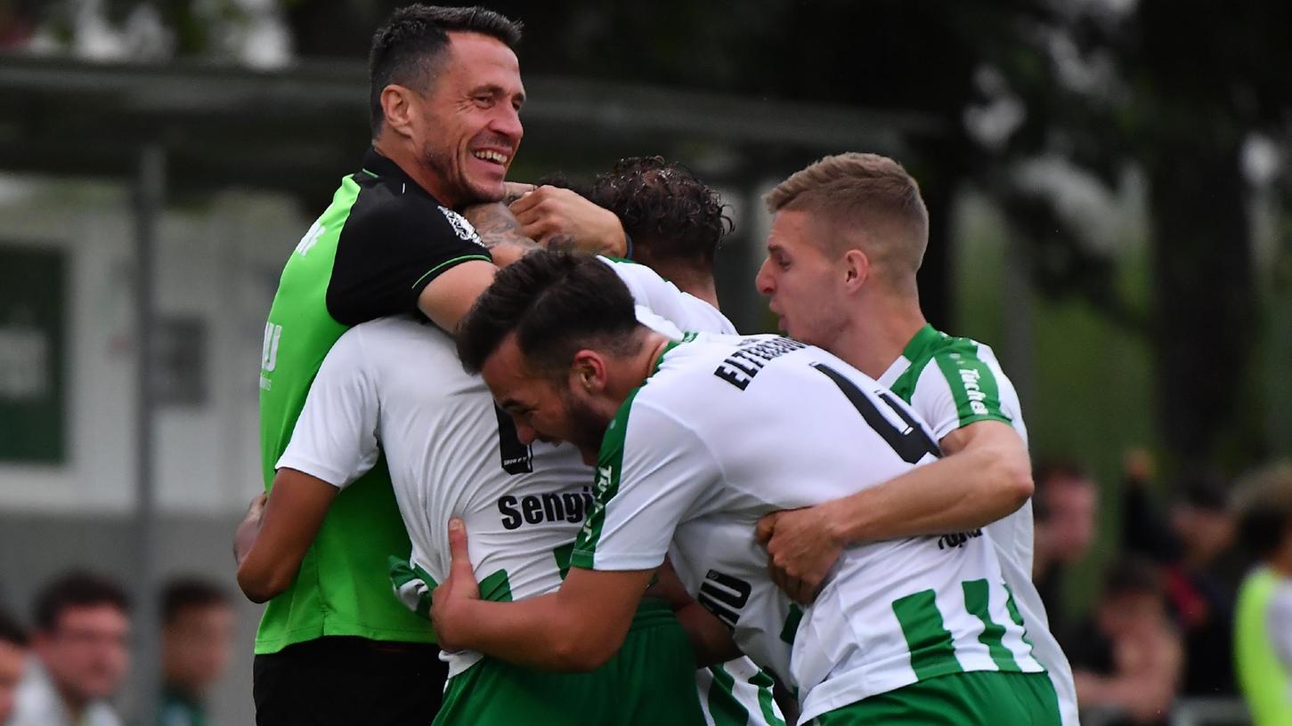 Erleichterung pur bei Trainer Bernd Eigner (links), Calvin Sengül und Ardit Topalaj: Nach dem dritten Sieg in Folge steht der SC Eltersdorf in der Regionalliga auf einem Nichtabstiegsplatz. 