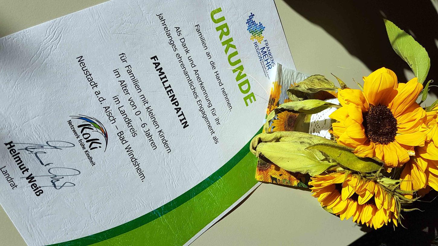 Aktuell kann die Koordinationsstelle Frühe Hilfen im Landkreis auf 22 ehrenamtlich aktive Familienpatinnen zurückgreifen. Anerkennung erfuhren sie mit Dankurkunden des Landrates. Aktuell kann die Koordinationsstelle Frühe Hilfen im Landkreis auf 22 ehrenamtlich aktive Familienpatinnen zurückgreifen. Anerkennung erfuhren sie mit Dankurkunden des Landrates.