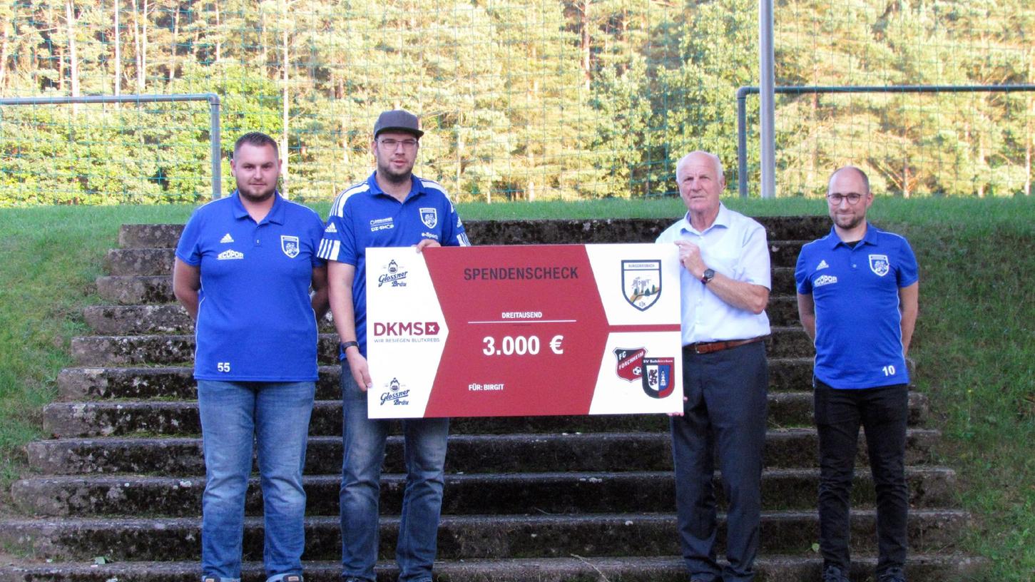 Mit einem Benefiz-Fußballspiel haben die Sportler der DJK Burggriesbach die DKMS unterstützt: 3000 Euro an Spenden kamen zusammen.