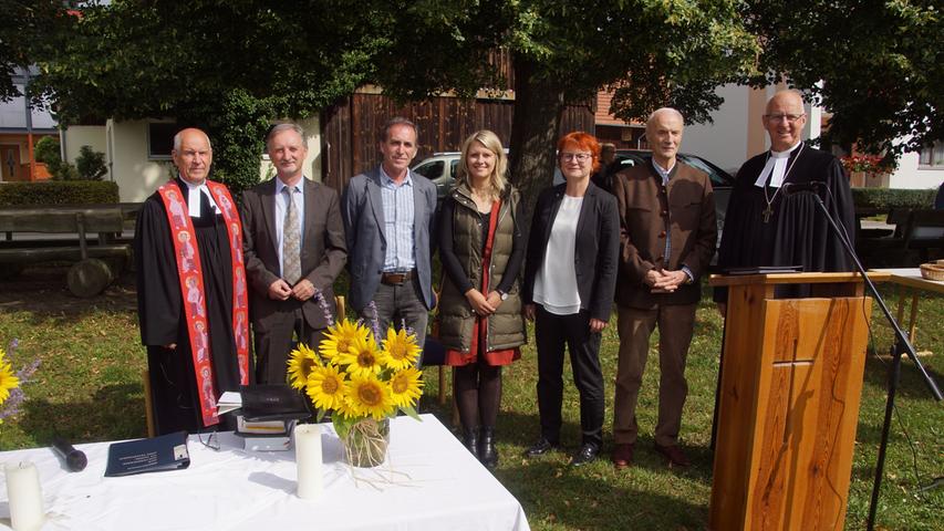 Die Einweihung von St. Othmar in Kerkhofen feierten Pfarrer Konrad Schornbaum, Bürgermeister Martin Hundsdorfer, Kirchenpfleger Horst Bernreiter, Karolin Blaser vom Ingenieurbüro Stefan Lerzer, Dekanin Christiane Murner, Altbürgermeister Anton Galler sowie Regionalbischof Klaus Stiegler (v.l.n.r.).