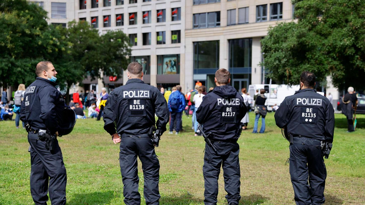 Beamte der Berliner Polizei im August 2021 bei Demonstrationen gegen die deutsche Corona-Politik. Das Problem der vielen Überstunden wird sich aus Sicht der Innenminister auch nach der Corona-Krise nicht in Luft auflösen.
Beamte der Berliner Polizei im August 2021 bei Demonstrationen gegen die deutsche Corona-Politik. Das Problem der vielen Überstunden wird sich aus Sicht der Innenminister auch nach der Corona-Krise nicht in Luft auflösen.