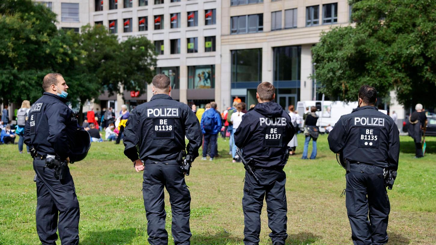 Beamte der Berliner Polizei im August 2021 bei Demonstrationen gegen die deutsche Corona-Politik. Das Problem der vielen Überstunden wird sich aus Sicht der Innenminister auch nach der Corona-Krise nicht in Luft auflösen. 