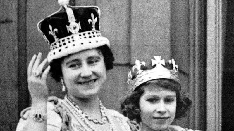 Geboren wurde sie am 21. April 1926 als Prinzessin Elizabeth Alexandra Mary of York, als Tochter von König Georg VI. und seiner Frau Elizabeth, später bekannt als "Queen Mum". Öffentliche Auftritte musste sie von Anfang an absolvieren: Hier posiert sie im Jahr 1937 auf dem Balkon des Buckingham Palace.