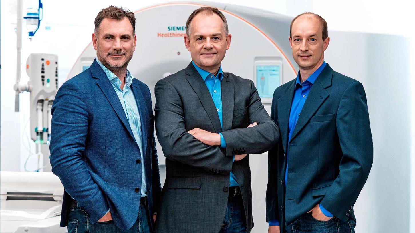 Nominiert für den Deutschen Zukunftspreis 2021: Das Team von Siemens Healthineers mit Stefan Ulzheimer (v.li.) Thomas Flohr und Björn Kreisler.
Nominiert für den Deutschen Zukunftspreis 2021: Das Team von Siemens Healthineers mit Stefan Ulzheimer (v.li.) Thomas Flohr und Björn Kreisler.
