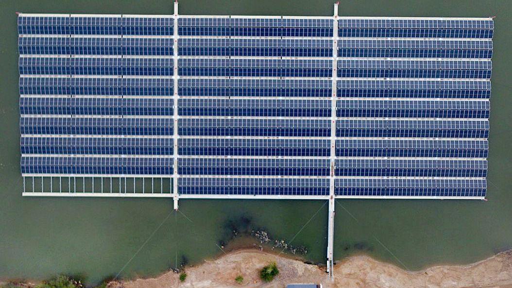 Eine Solaranlage auf dem Wasser, wie hier auf dem Baggersee eines Kiesproduzenten in Deutschland, könnte Flächen wie grüne Wiesen und Co schonen. 