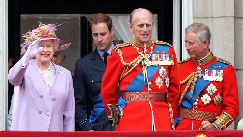 Von links nach rechts: Elizabeth II, Prinz William, Prinz Philip und Prinz Charles auf dem Balkon des Buckingham Palastes (Archiv-Foto Juni 2010). Mittlerweile sitzt Königin Elizabeth länger auf dem Thron als all ihre Vorgänger.