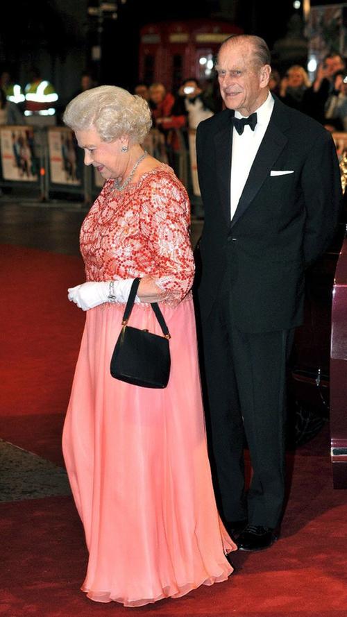 Königin Elizabeth II. und ihr Mann, Prinz Philip laufen über einen roten Teppich (Archivfoto November 2008).
