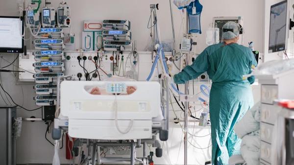 Neue Kriterien und Impfstatus-Auskunft in Kraft getreten_urn-newsml-dpa-com-20090101-210915-99-220736_large_4_3.jpg