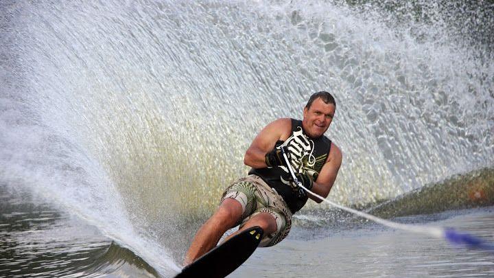 Rainer Kapfelsberger aus Neumarkt verfehlte bei der EM in Ravenna die eigenen Ziele im Slalom und Trick-Ski, hat von seinem Lieblingssport aber noch lange nicht genug. Rainer Kapfelsberger aus Neumarkt verfehlte bei der EM in Ravenna die eigenen Ziele im Slalom und Trick-Ski, hat von seinem Lieblingssport aber noch lange nicht genug.