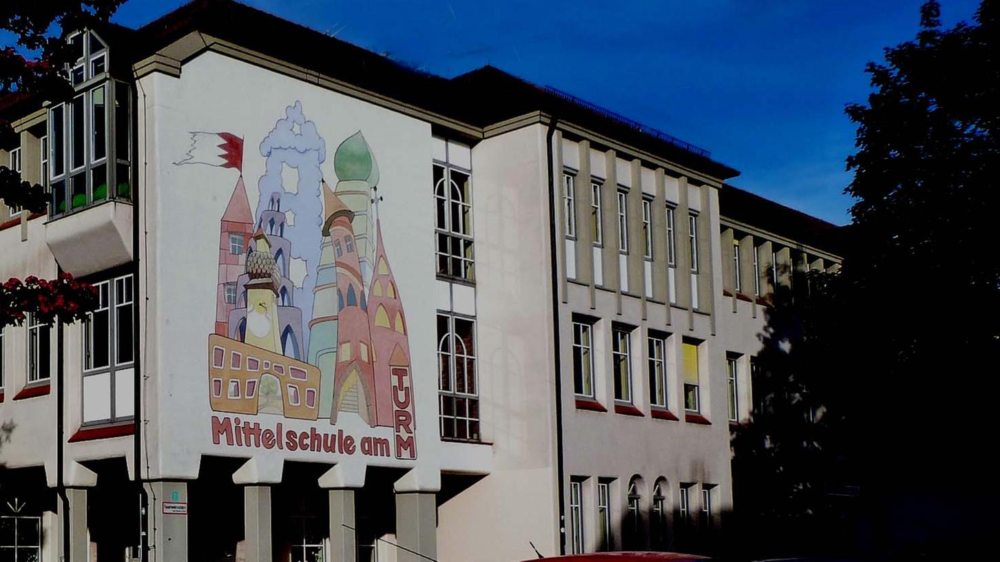 Zu den „Macherschulen“ im bayerischen Schulsystem kann sich auch die Neustädter „Mittelschule am Turm“ zählen und auf „jahrgangsübergreifendes Lernen“ zum Schuljahr 2022/2023 einstellen. Zu den „Macherschulen“ im bayerischen Schulsystem kann sich auch die Neustädter „Mittelschule am Turm“ zählen und auf „jahrgangsübergreifendes Lernen“ zum Schuljahr 2022/2023 einstellen.