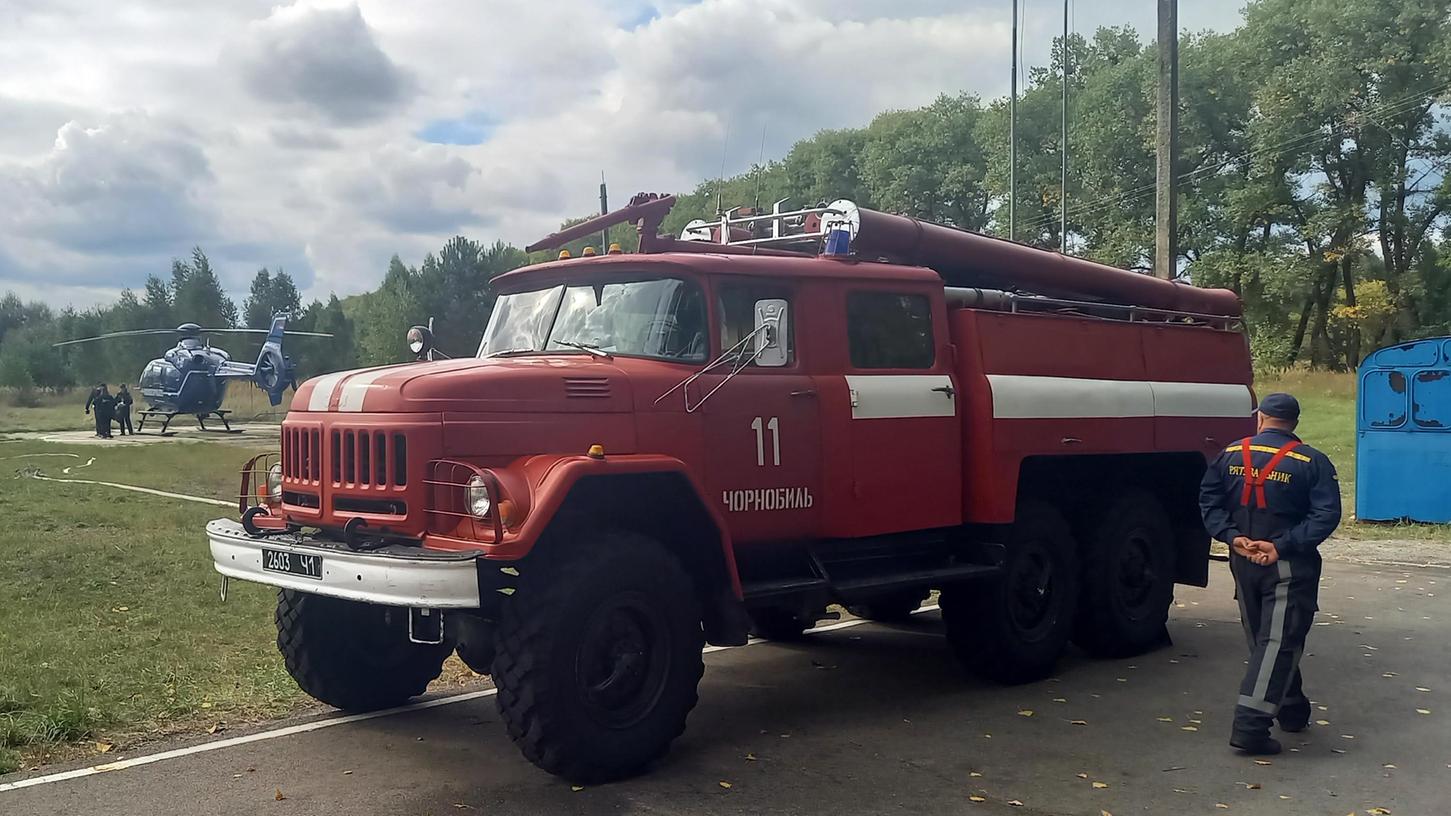 Ein Feuerwehrauto sowjetischer Bauart steht am Hubschrauberlandeplatz in der nach dem Atomunglück von 1986 geräumten Kleinstadt Tschernobyl.
Ein Feuerwehrauto sowjetischer Bauart steht am Hubschrauberlandeplatz in der nach dem Atomunglück von 1986 geräumten Kleinstadt Tschernobyl.
