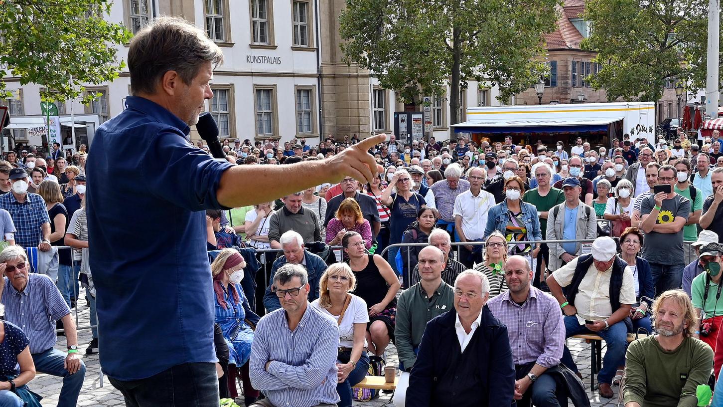 Keine zwei Wochen vor der Bundestagswahl machte das Grüne Wahlkampfteam mit Robert Habeck Station in Erlangen. Keine zwei Wochen vor der Bundestagswahl machte das Grüne Wahlkampfteam mit Robert Habeck Station in Erlangen.