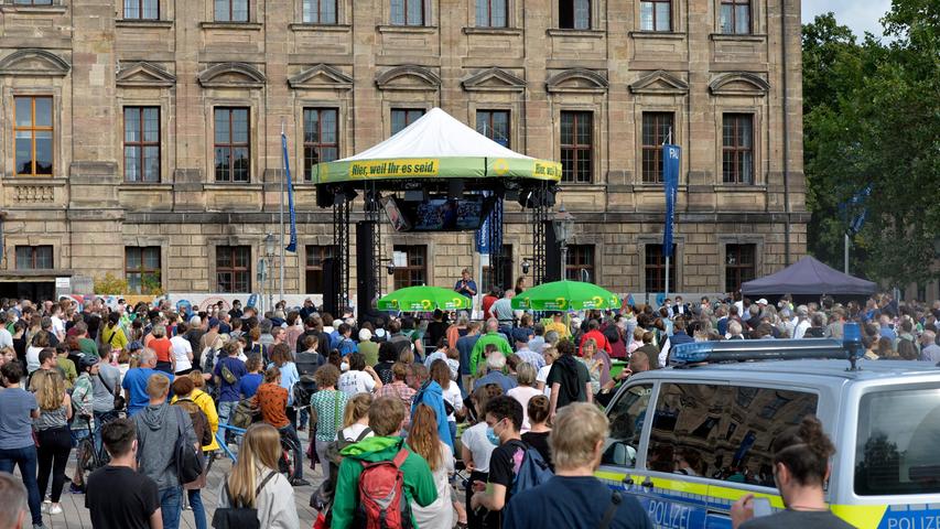 Etwa 400 Zuhörer kamen für den Grünen-Politiker auf den Schlossplatz. Etwa 400 Zuhörer kamen für den Grünen-Politiker auf den Schlossplatz.