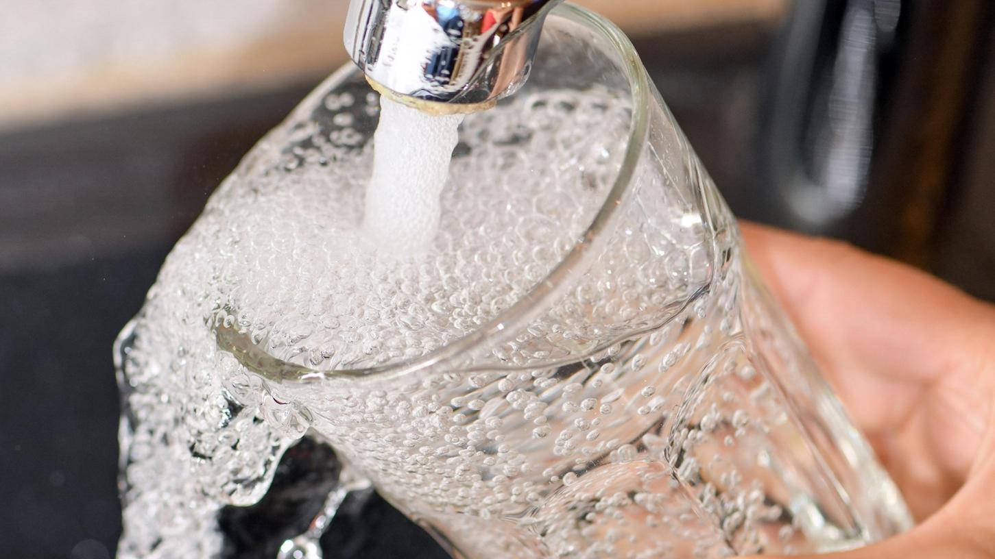 Leitungswasser ist klimafreundlicher und preiswerter als Wasser aus der Flasche.