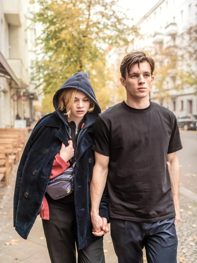 Karl (Jannis Niewöhner) begegnet Maxi (Luna Wedler) als Retter in großer Not. Sie verliebt sich in ihn, er führt anderes im Schilde.
Karl (Jannis Niewöhner) begegnet Maxi (Luna Wedler) als Retter in großer Not. Sie verliebt sich in ihn, er führt anderes im Schilde.