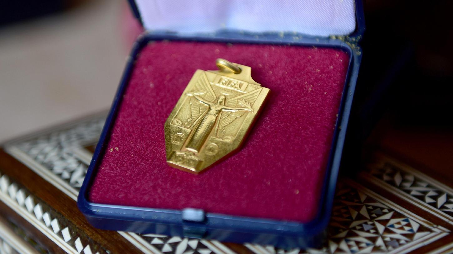 Nur wenige Zentimeter groß, aber mit historischer Wucht: Die Medaille, die Charly Mai 1954 nach dem WM-Titel in der Schweiz bekam.
Nur wenige Zentimeter groß, aber mit historischer Wucht: Die Medaille, die Charly Mai 1954 nach dem WM-Titel in der Schweiz bekam.