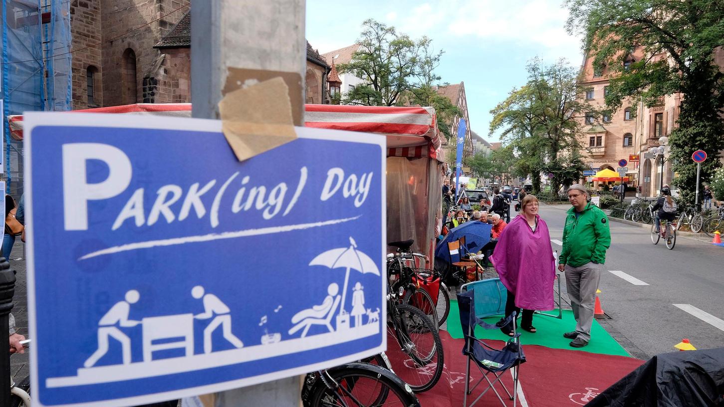 Schon seit einigen Jahren gibt es in Nürnberg, hier in 2015 in der Königstraße, Aktionen am PARK(ing) Day. Parkplätze werden besetzt und zu Treffpunkten für jedermann umgestaltet.
